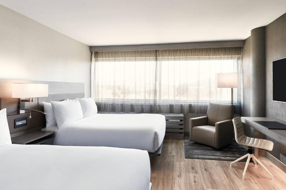 Queen Room with City View interior