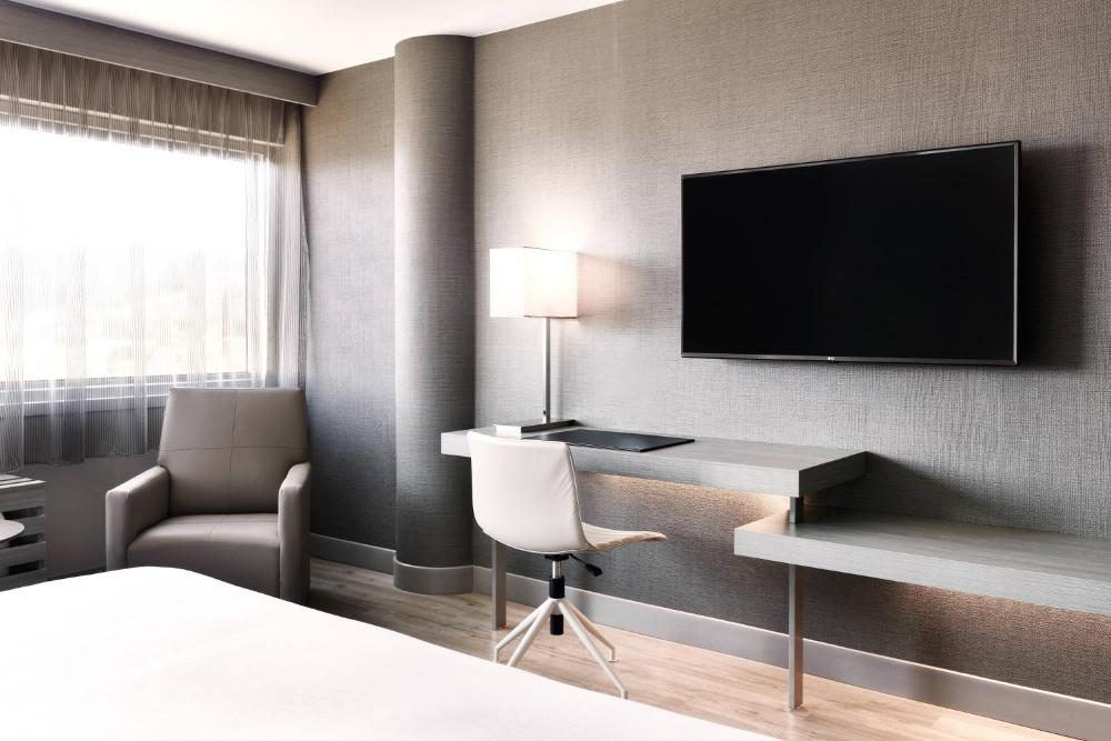 King Room with City View interior