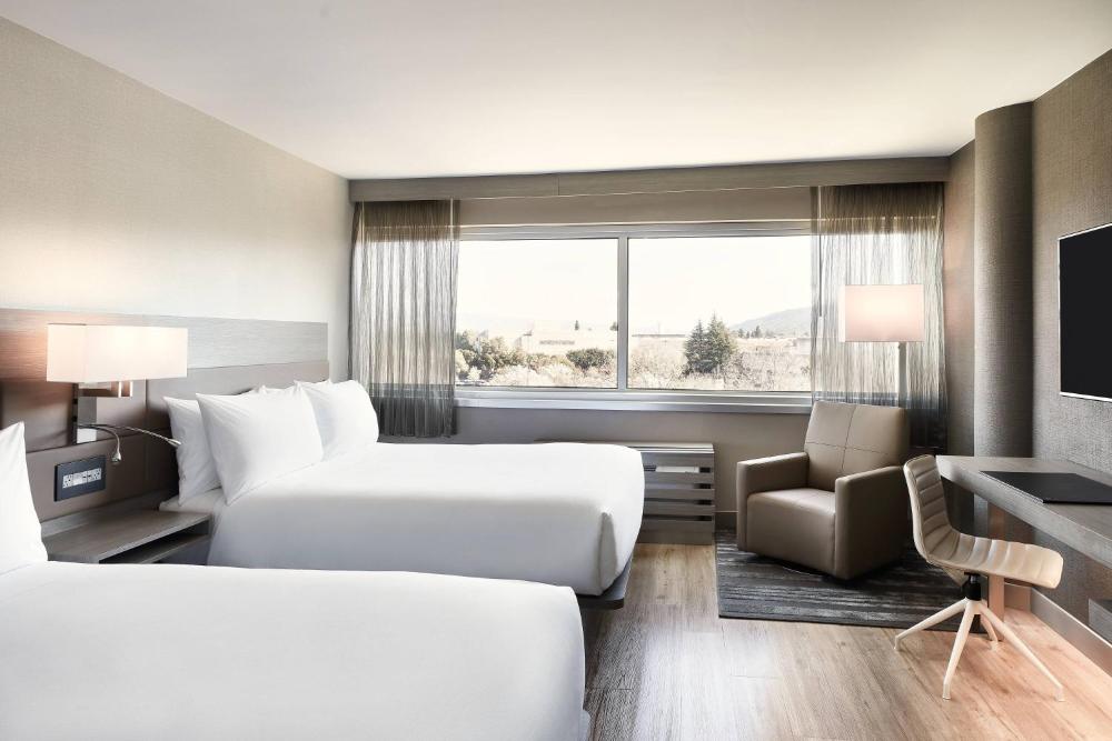 Deluxe Queen Room with Mountain View interior