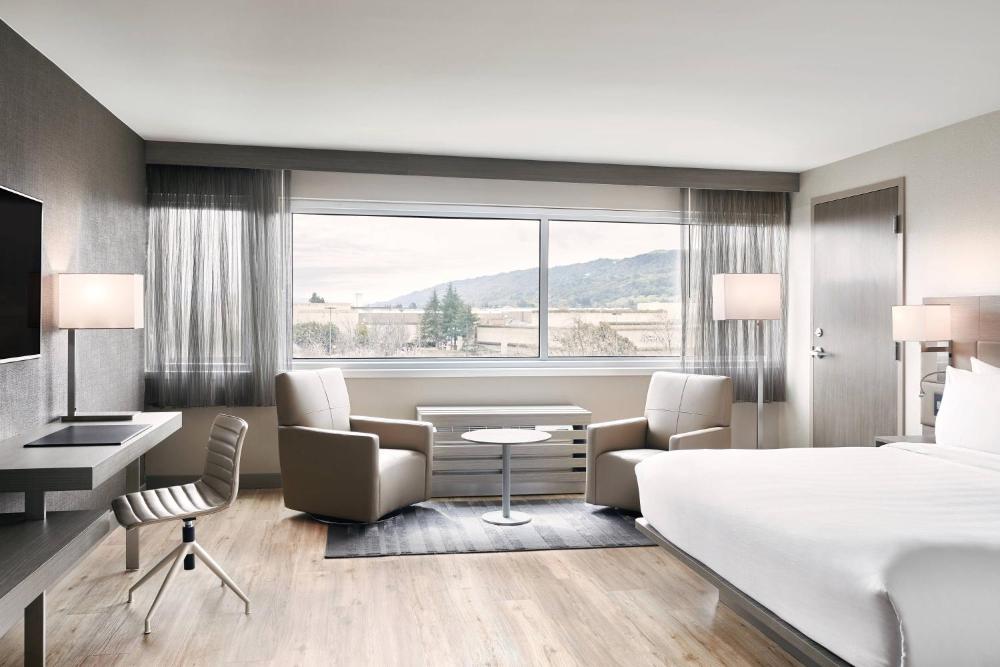 Deluxe King Room with Mountain View interior